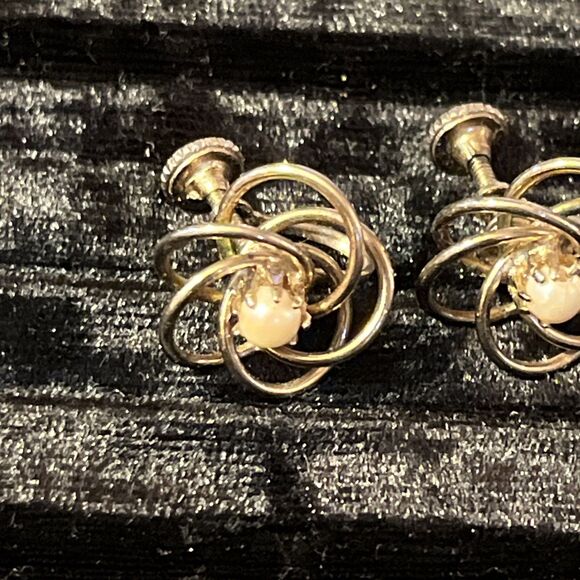 Vintage Goldtone Genuine Pearl Love Knot Flower Screw Back Earrings - Picture 2 of 5